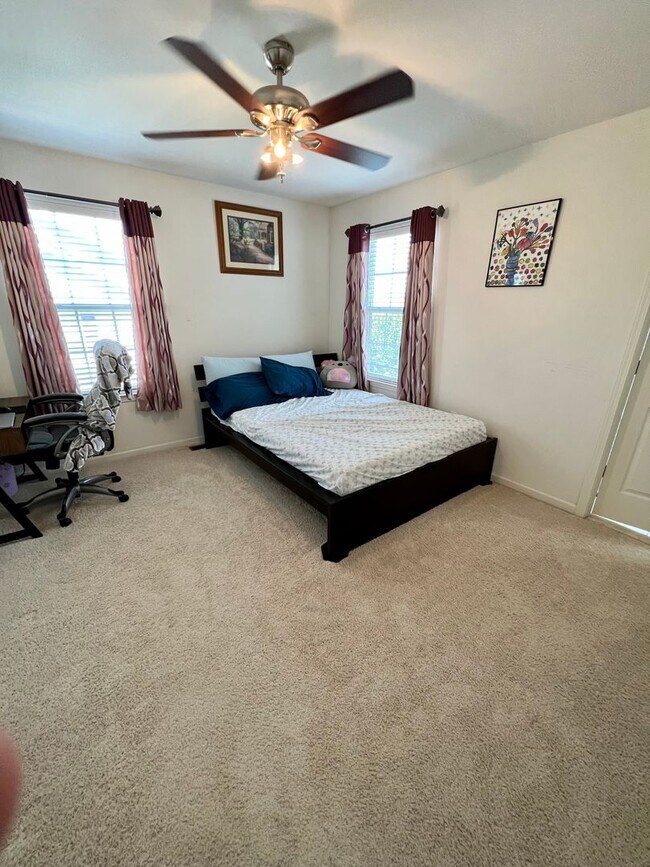 Building Photo - Beautiful 3-Bedroom End Townhouse in Royersford! Available mid-June!