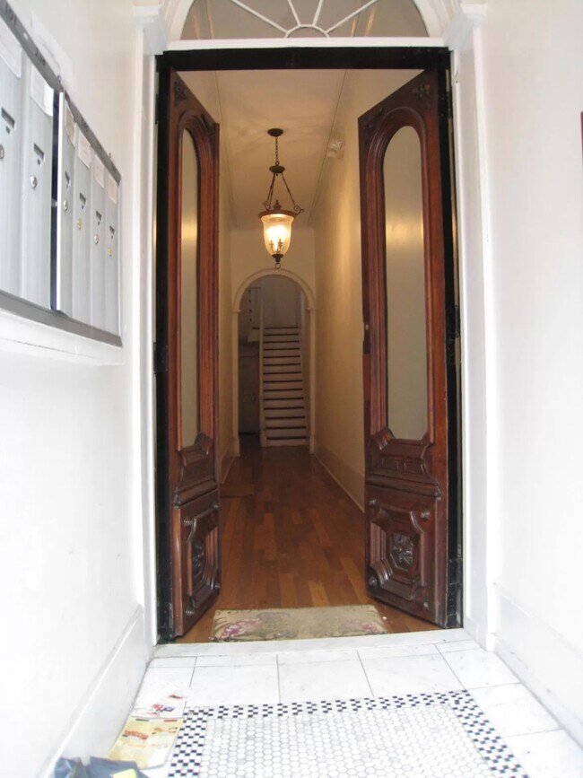 Building Photo - 327 S 12th St