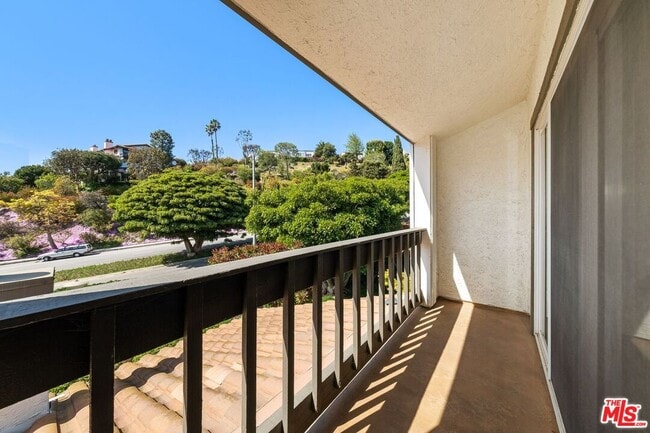 Building Photo - 1646 Palisades Dr
