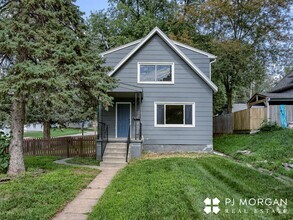 Building Photo - 3 bedroom, 2 bathroom House Available Imme...