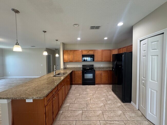 Building Photo - 527 Bristol Cir