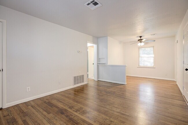 Building Photo - 806 Denison Dr