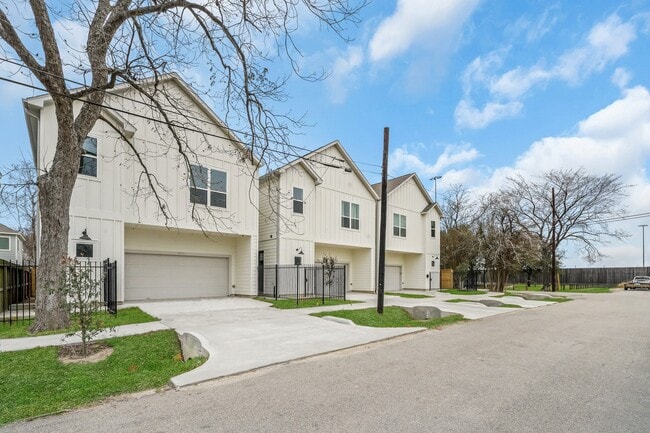 Primary Photo - 2311 Solo St