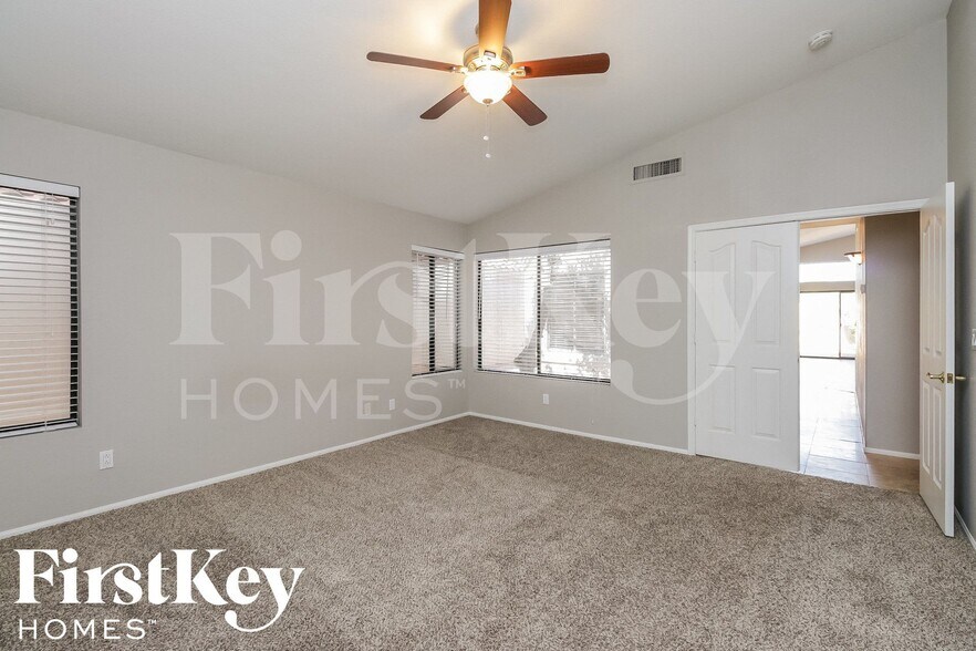 Building Photo - 306 E Vaughn Ave