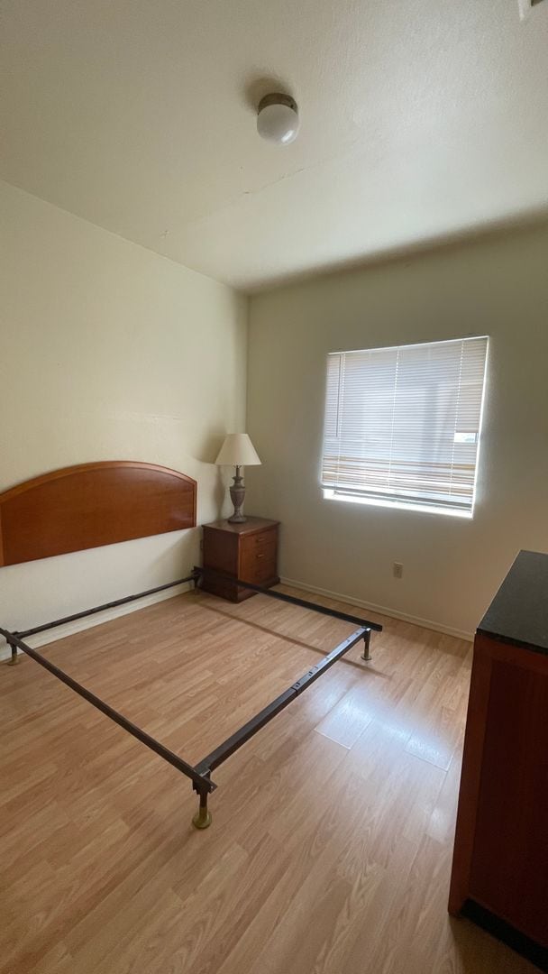 Building Photo - Modern town home with AC. 3/2. Covered, off-street parking, easy care yard.  Ample kitchen. Lamin...