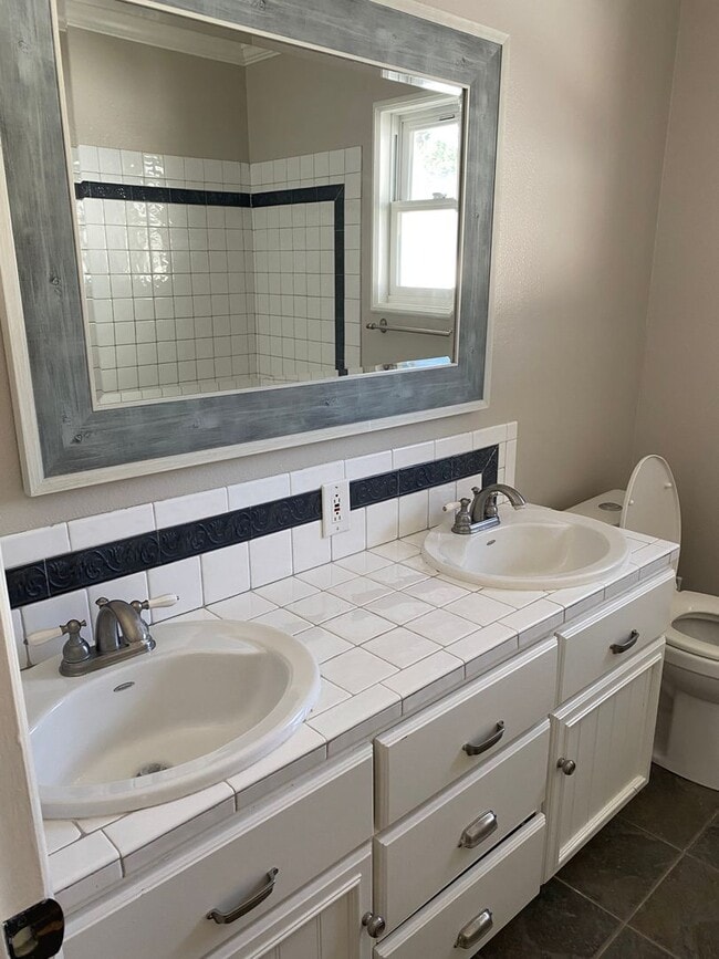 Building Photo - Beautiful Home in the Ventura Foothills