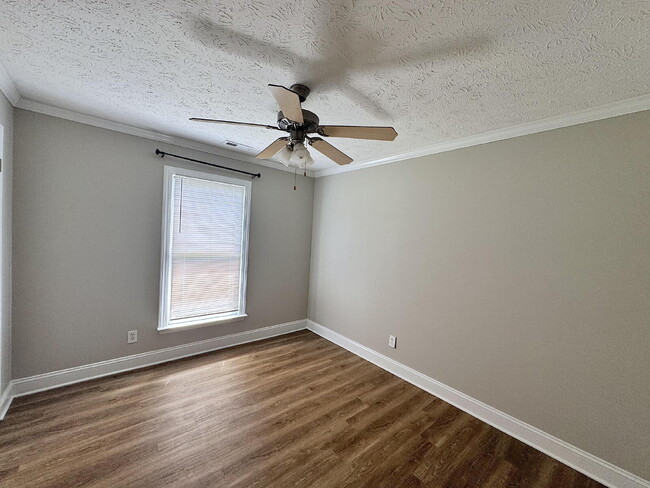 Building Photo - Well Maintained Three Bedroom Home in Hope...