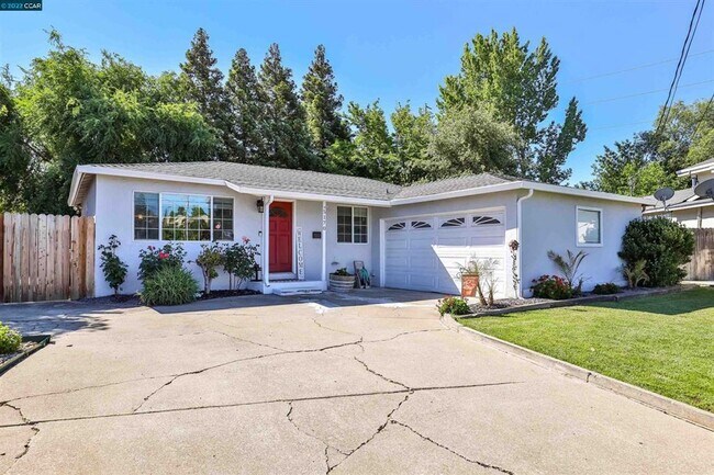 Building Photo - Clean/Remodeled 3 Bedroom 2 Bath with Large  Lot