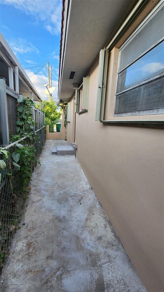 Building Photo - 3506 SW 23rd Terrace