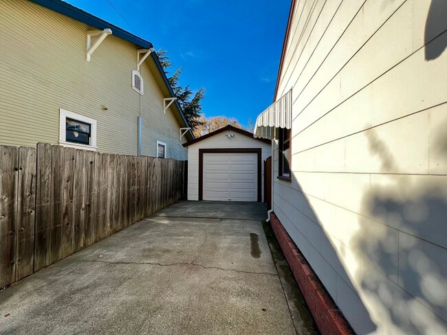 Building Photo - Absolutely Adorable One Bedroom Home Near Downtown Napa