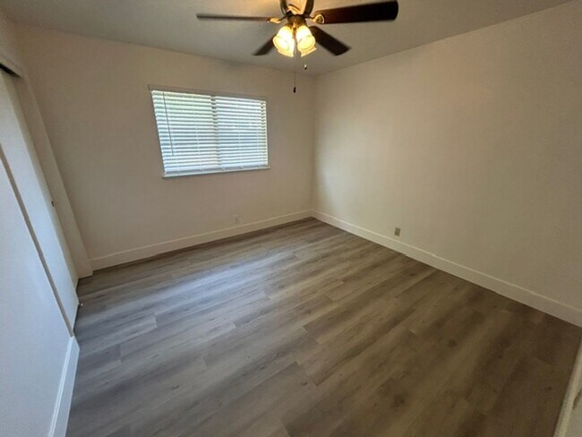 Building Photo - 1136 W Damron Ave