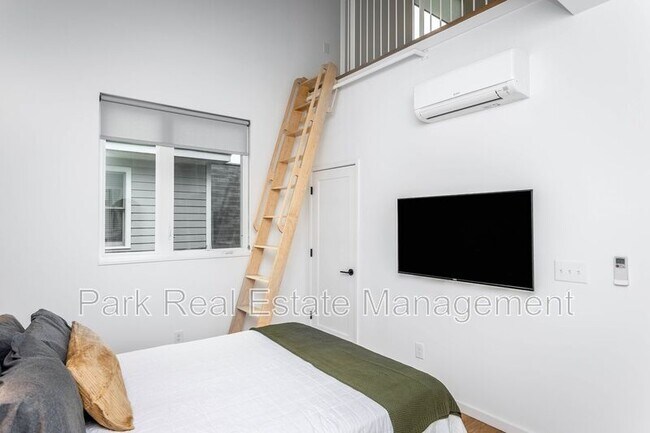 Building Photo - 323 S East St