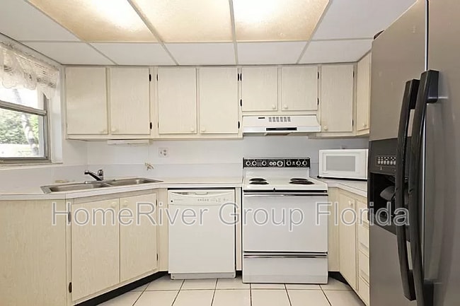 Building Photo - 17 High Point Cir N