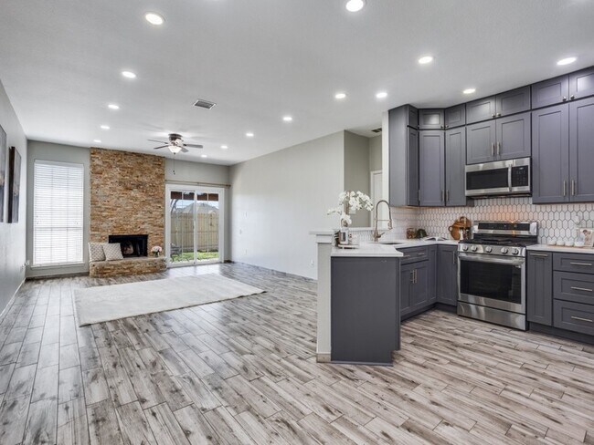 Building Photo - 220 Peach Tree Dr