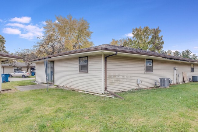 Building Photo - 2 bedroom, 1 bath duplex