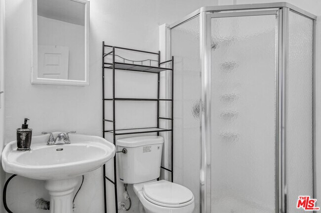 Building Photo - 10226 Regent St