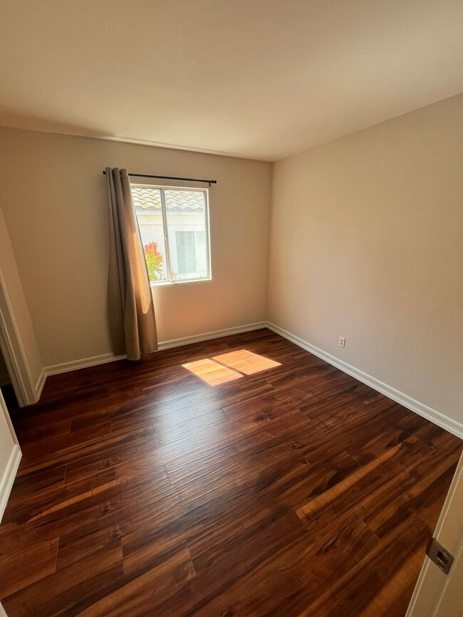 Building Photo - Spacious 3-Bedroom, 2.5-Bathroom Home