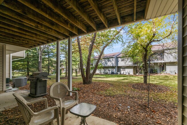 Building Photo - 556 E Shag Bark Ln