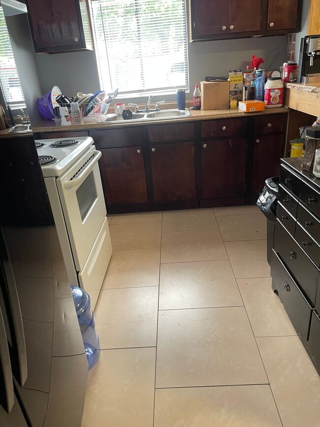 Building Photo - Affordable, Unique 3 bedroom