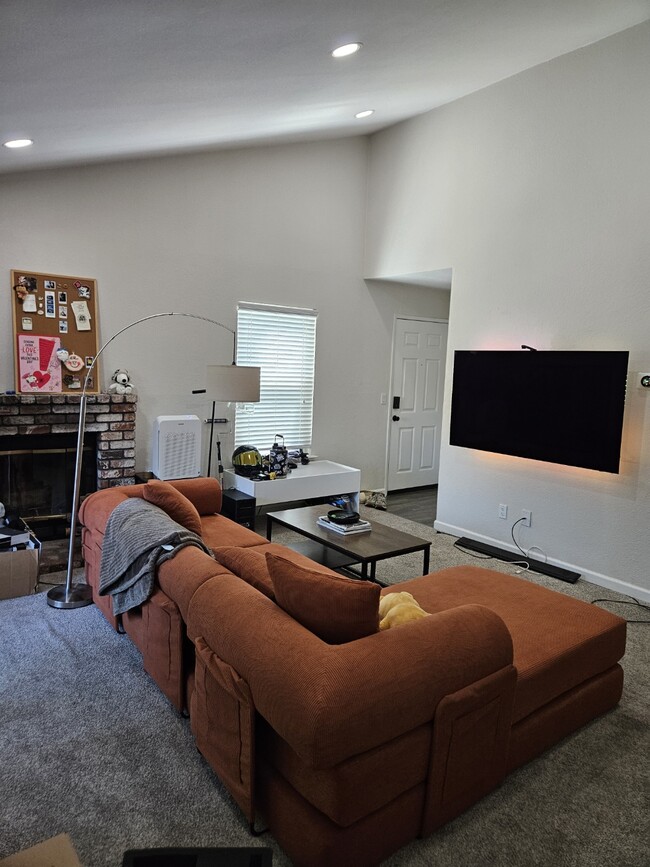 Building Photo - 2701 Ivy Ln