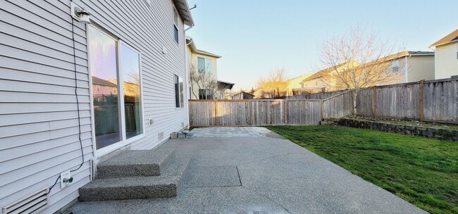 Building Photo - Absolutely Beautiful Two-story House in Si...