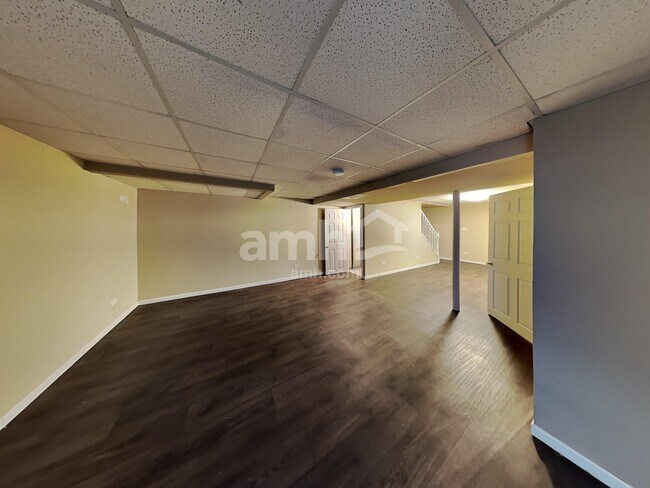 Building Photo - 5301 Meadowbrook St