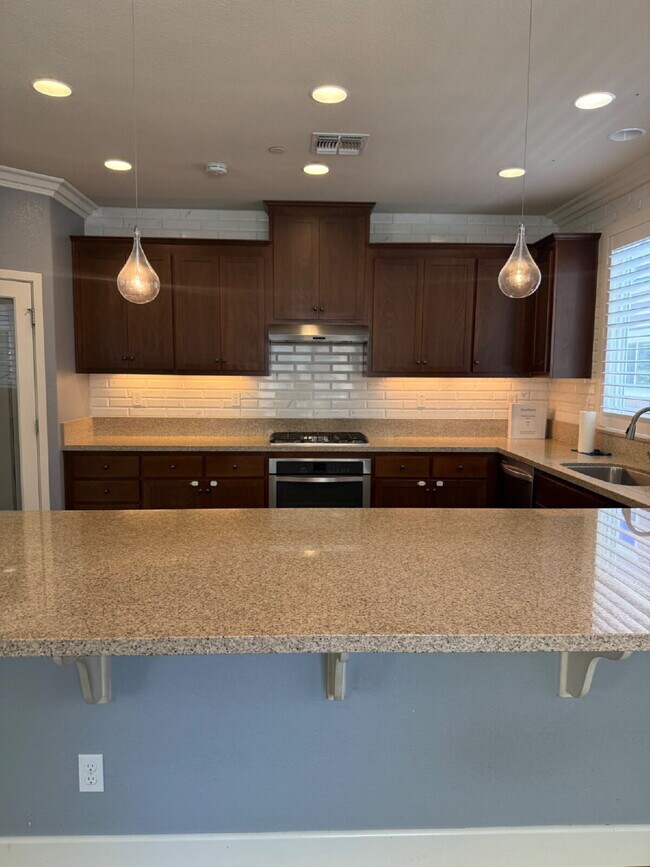 Building Photo - Gorgeous 4 Bed, 3.5 Bath End Unit Townhome in Perfect Dublin Location