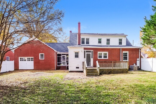 Building Photo - 305 S Mulberry St