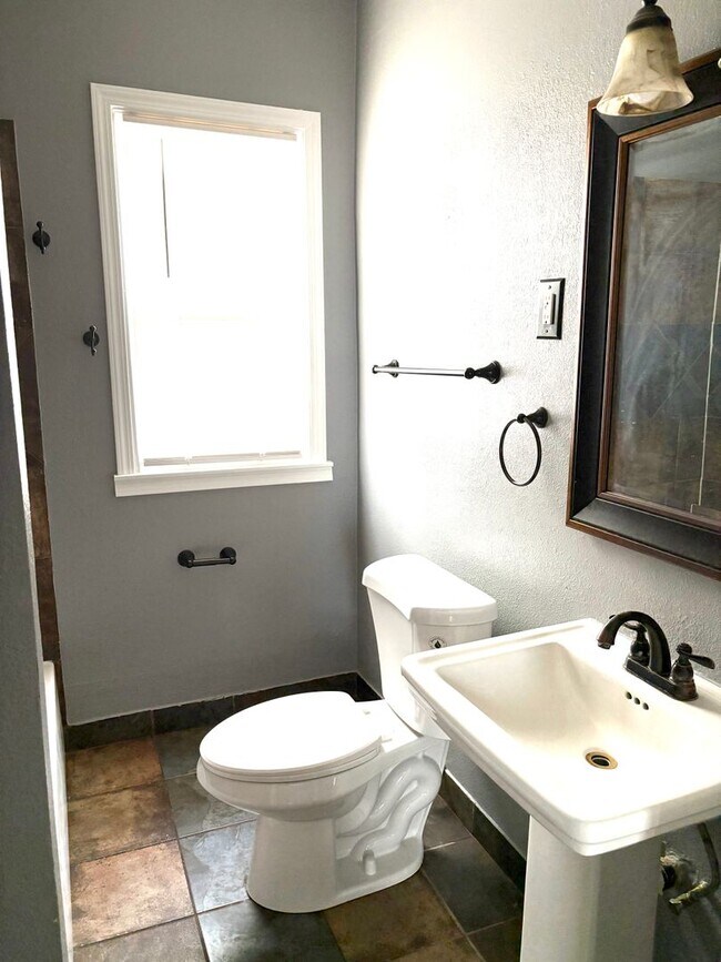 Building Photo - Beautiful 4 bedrooms and 2 bathrooms!