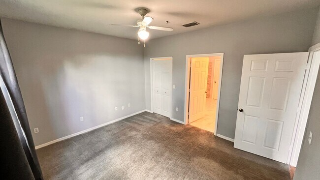 Building Photo - Two Bedroom in Metrowest AVAILABLE NOW!