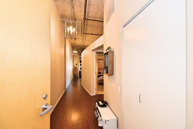 Building Photo - 900 N Kingsbury St