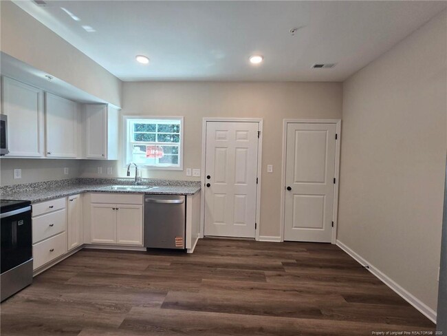 Building Photo - 1511 Fort Bragg Rd