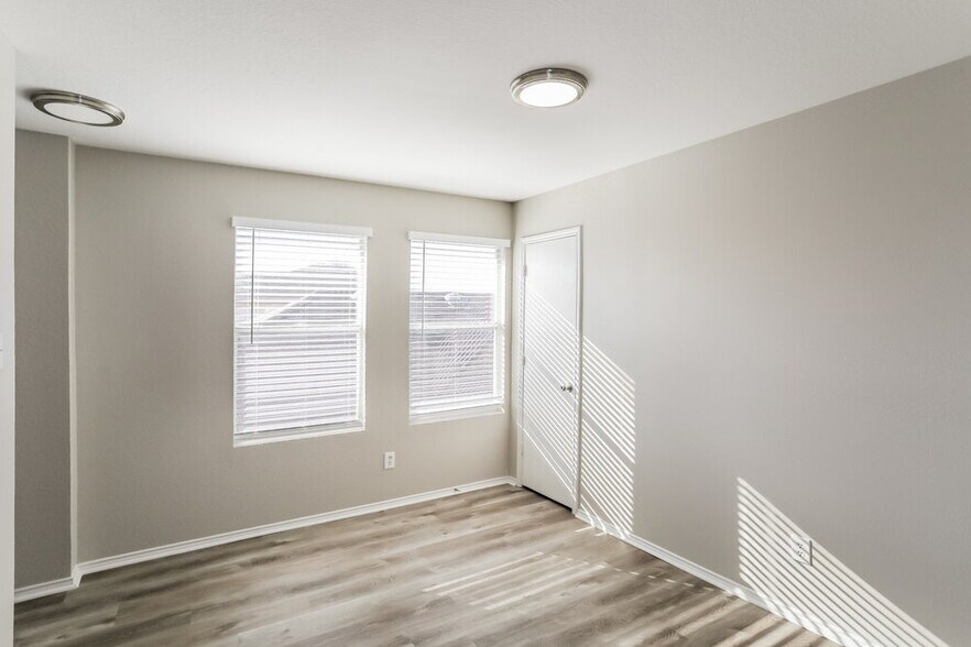 Building Photo - 6945 Meadow Way Ln