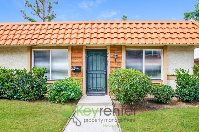 Building Photo - Updated 3 Bedroom Single Level Condo in La...