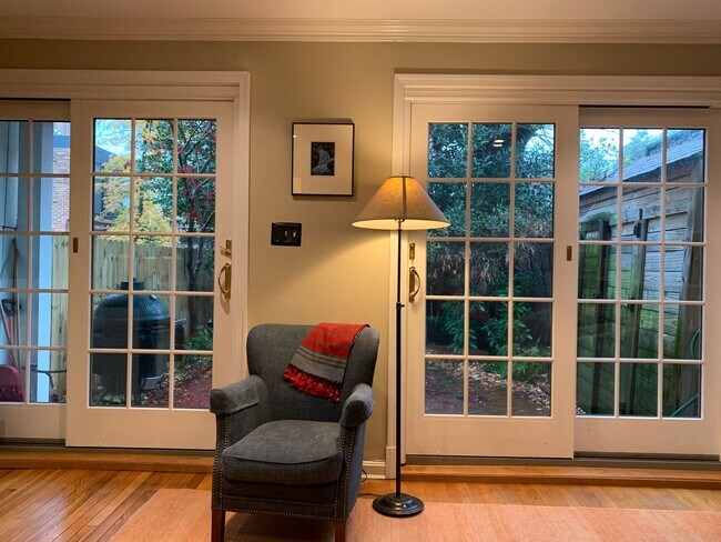 Building Photo - Rare Georgetown Townouse with private yard - 1 block from Rose Park / M St