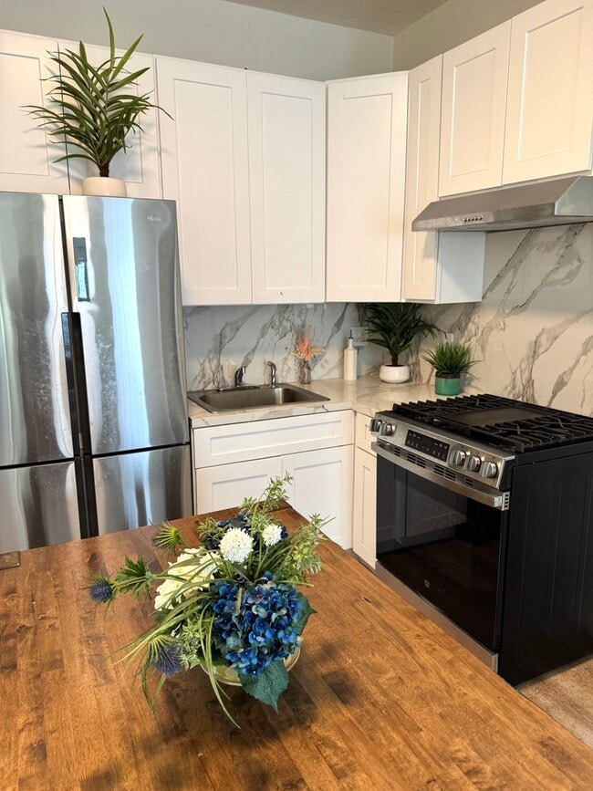 Building Photo - 1 MONTH FREE! 4 Bed 2 Bath in Echo Park with Back Patio