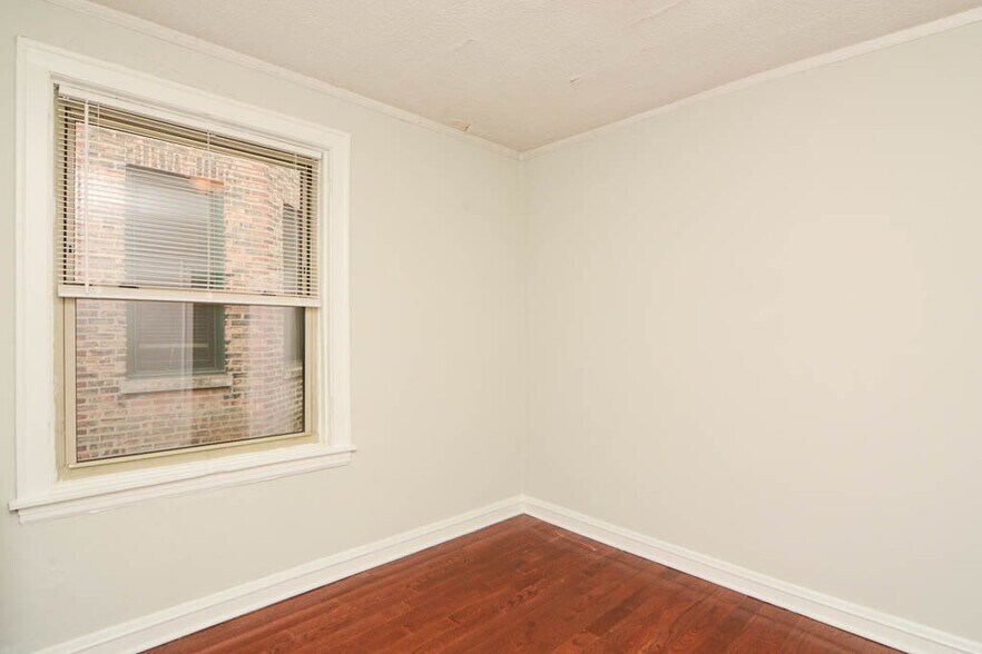 Building Photo - 551.5 W Surf St