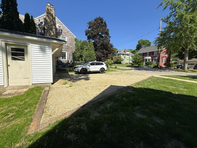 Building Photo - 116 Lathrop St