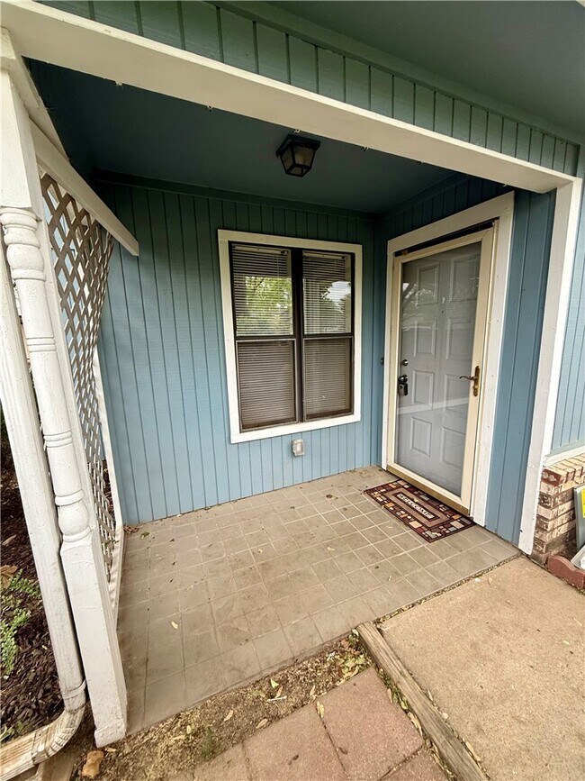 Building Photo - 930 N Century Dr