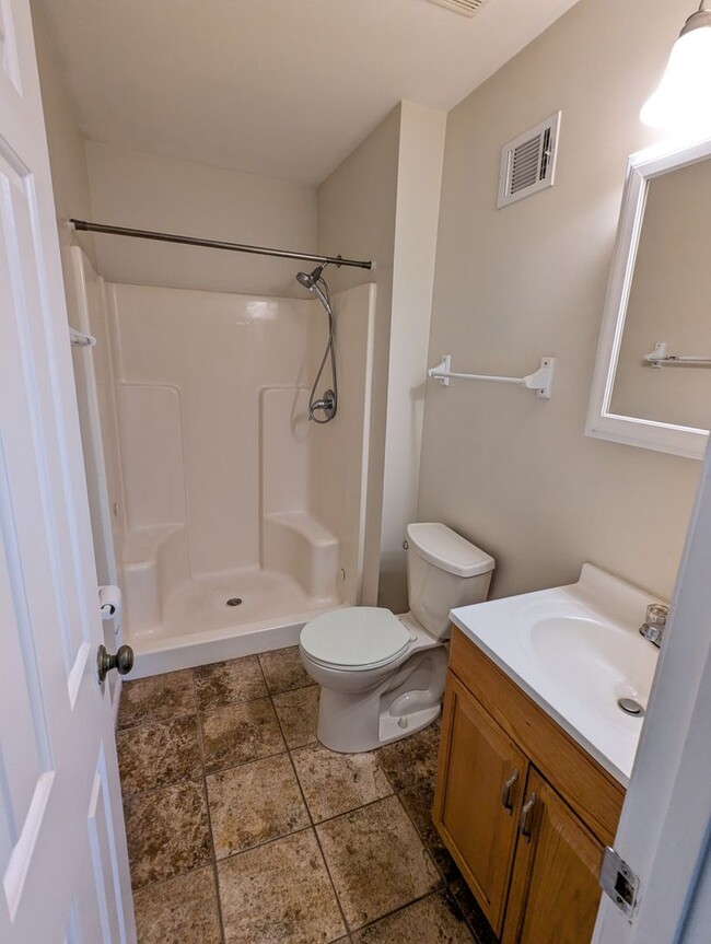 Building Photo - Beautifully maintained townhouse in Freder...