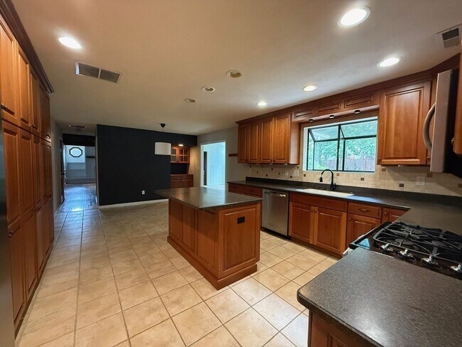 Building Photo - Available now-  4 Bedroom house in O'Fallo...