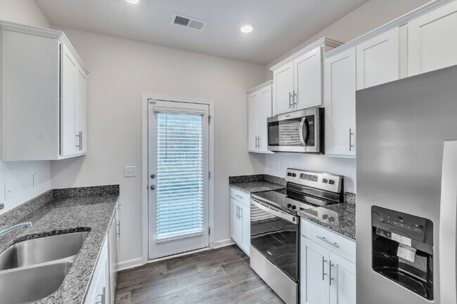 Building Photo - Beautiful 3 BR / 2.5 BA Townhome with Patio & Community Amenities $1,725/mo rent**