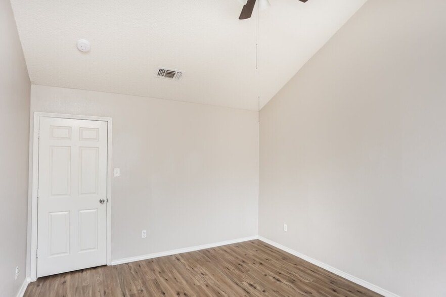 Building Photo - 6001 Farmingdale Dr