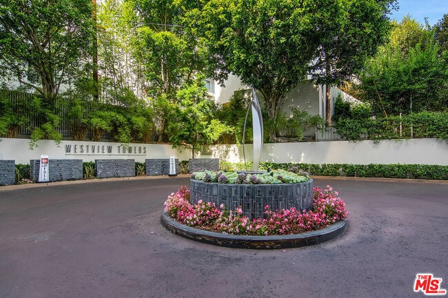 Building Photo - 1155 N La Cienega Blvd