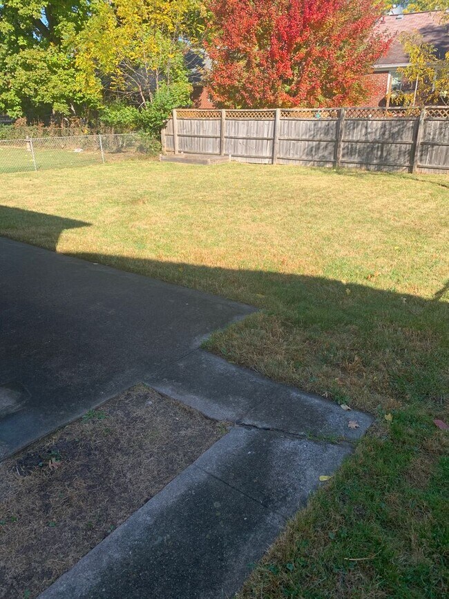 Building Photo - Lovely Ranch Home with Hardwood Floors and...