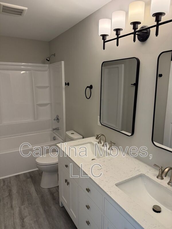 Building Photo - 135 Regent St