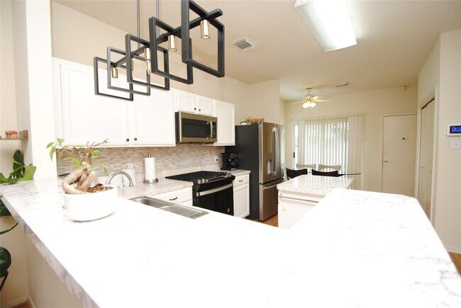 Building Photo - 6363 Provident Green Dr