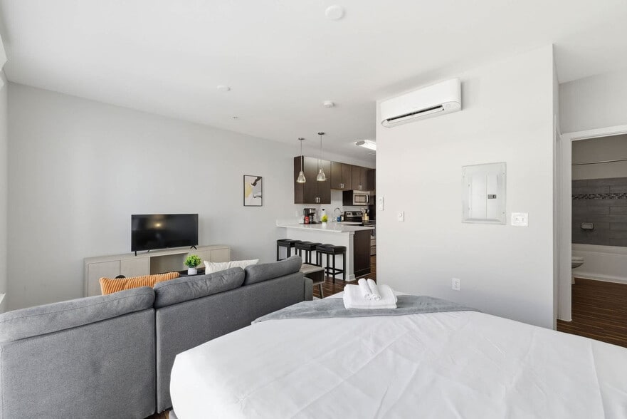 Building Photo - 421 E Market St