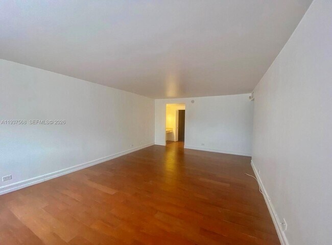 Building Photo - 1800 NE 114th St