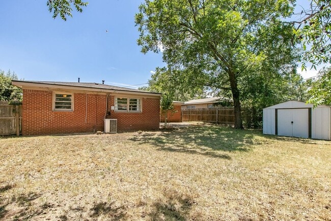 Building Photo - Unique home